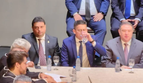 Tensão e desconforto: David Almeida e Caio André cara a cara em evento do TCE; imagens