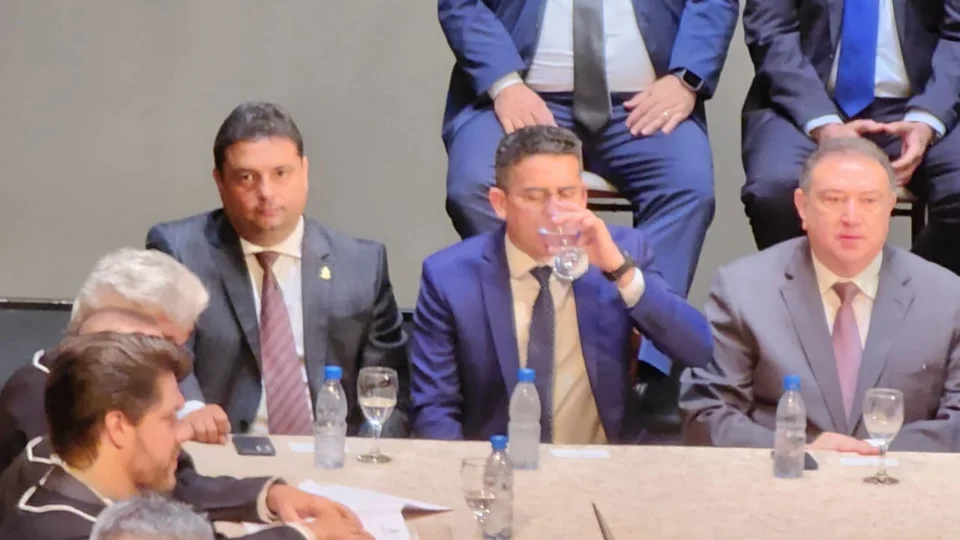 Tensão e desconforto: David Almeida e Caio André cara a cara em evento do TCE; imagens