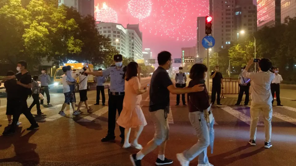 Proibição de fogos de artifício causa polêmica na China