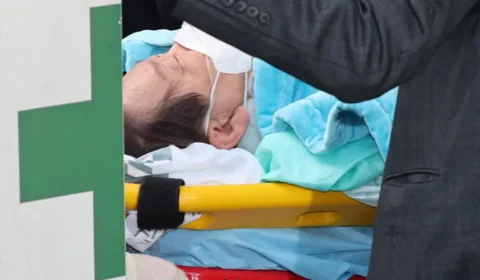 Líder da oposição sul-coreana deixa UTI após ataque com faca