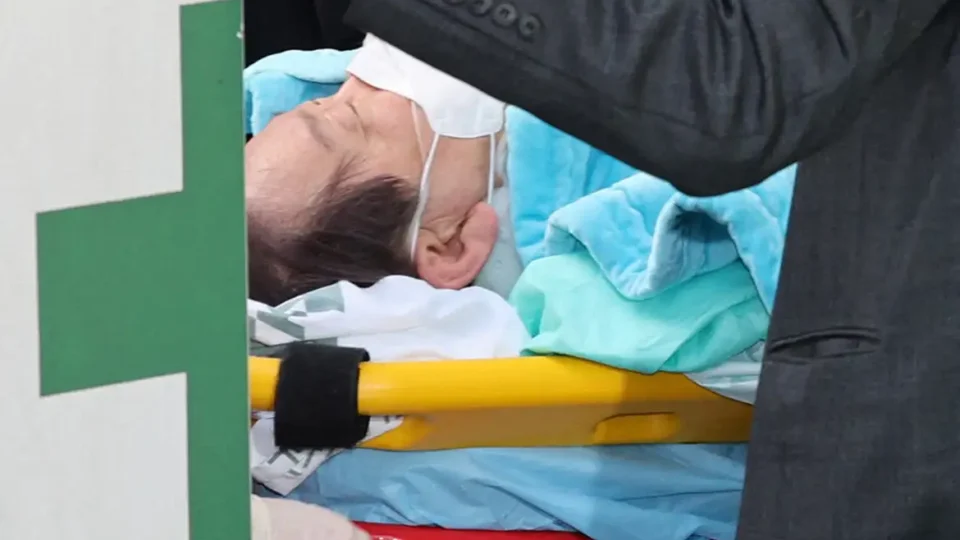 Líder da oposição sul-coreana deixa UTI após ataque com faca