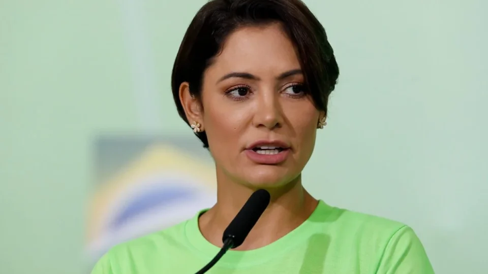 Michelle Bolsonaro irá processar petistas que pregam sua ‘destruição’