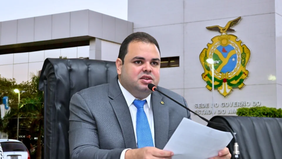 Roberto Cidade assume governo do Amazonas e cumpre agenda com visita ao Sine