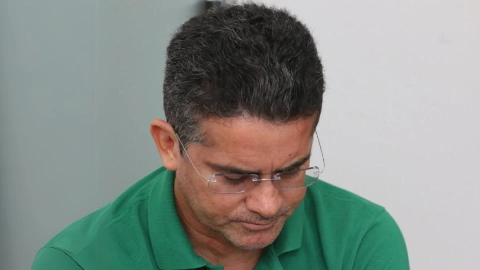 ‘Errei’, admite David Almeida sobre comentário polêmico em resposta a Roberto Cidade