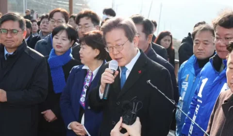 Vídeo capta momento de ataque com faca ao líder da oposição sul-coreana