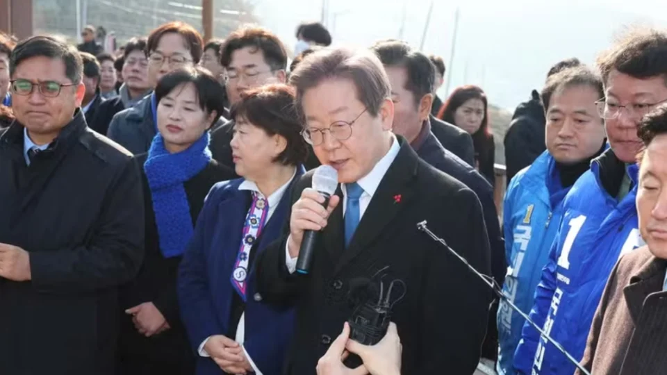 Vídeo capta momento de ataque com faca ao líder da oposição sul-coreana