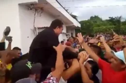 Após sair da prisão, Simão Peixoto é carregado pela população em Borba