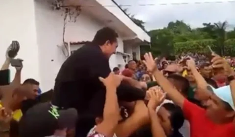 Após sair da prisão, Simão Peixoto é carregado pela população em Borba