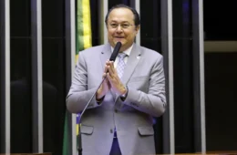 Juiz apresenta voto divergente e julgamento de Silas é adiado por falta de desembargadora