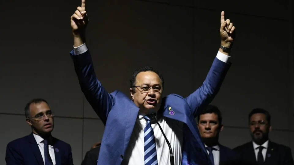 Possibilidade de recurso ao TSE gera ‘efeito suspensivo’ da cassação de Silas; entenda