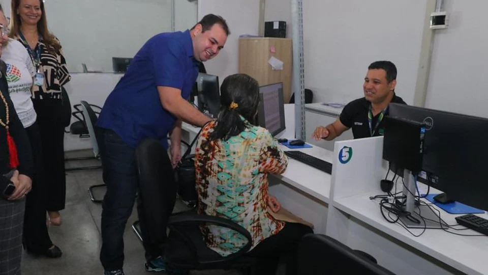 Governador em exercício, Roberto Cidade visita Sine e destaca esforços na geração de empregos
