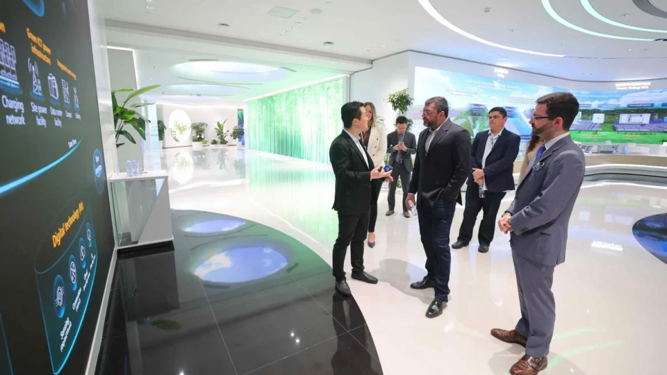 Wilson Lima conclui agenda na China com visita a gigante da tecnologia