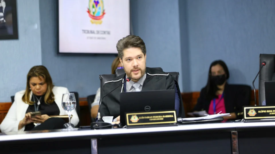 Conselheiro do TCE-AM suspende licitação da prefeitura para contratar Hapvida