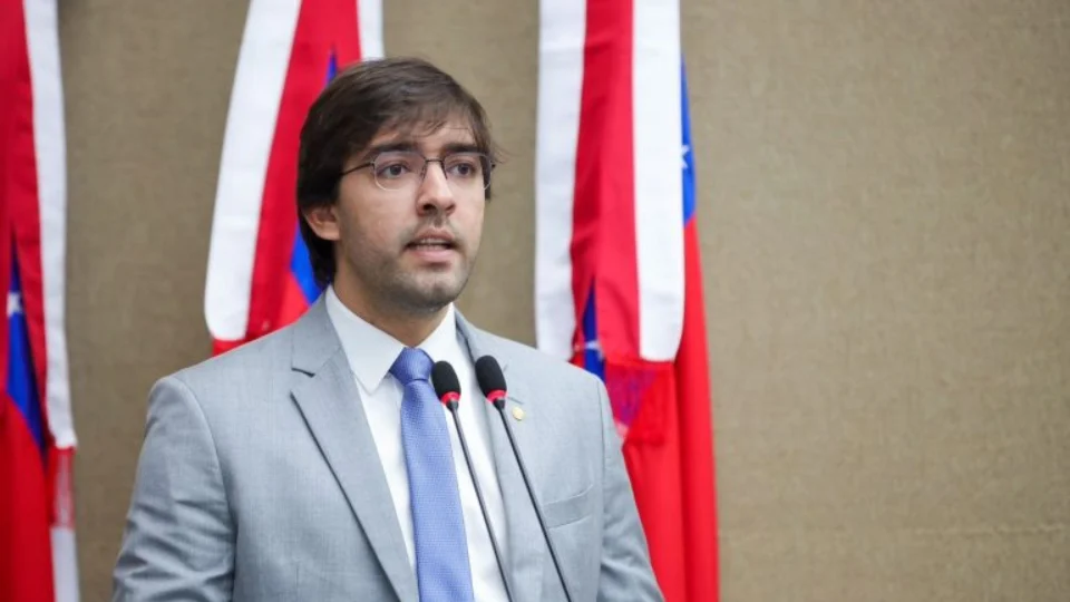 TRE-AM mantém punição a deputado por infração durante campanha