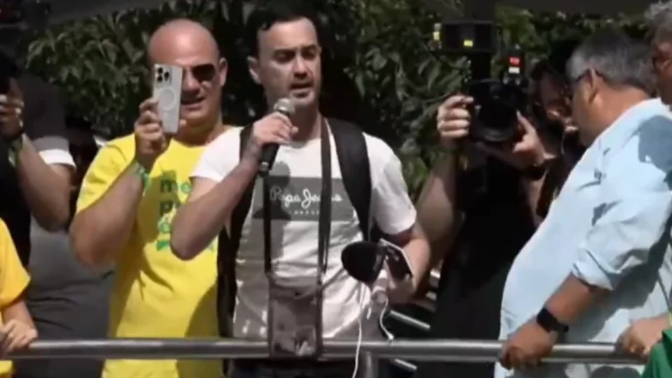 Jornalista detido pela PF promete levar verdade sobre o Brasil ao mundo: ‘Liberdade!’