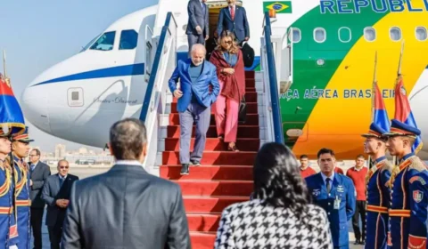 Lula desfruta de luxo no Egito e Congresso brasileiro estende feriado