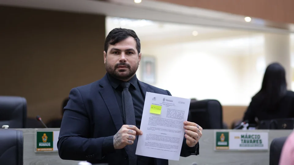 Vereador apresenta novo pedido de convocação para prefeito explicar viagem ao Caribe na CMM