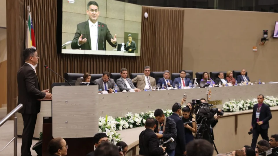 David repreende a imprensa na CMM: ‘Não questionem sobre eleições’