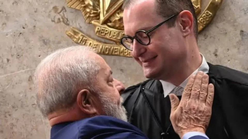 Ministro-advogado de Lula atende PSOL e obriga vacinação em Santa Catarina