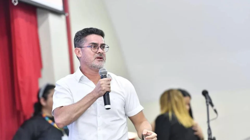 David vai de jatinho ao Caribe com noiva e empresário contratado pela prefeitura, diz site