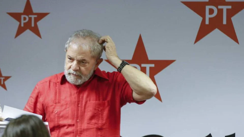 Impeachment de Lula alcança o maior número de assinaturas da história na Câmara dos Deputados