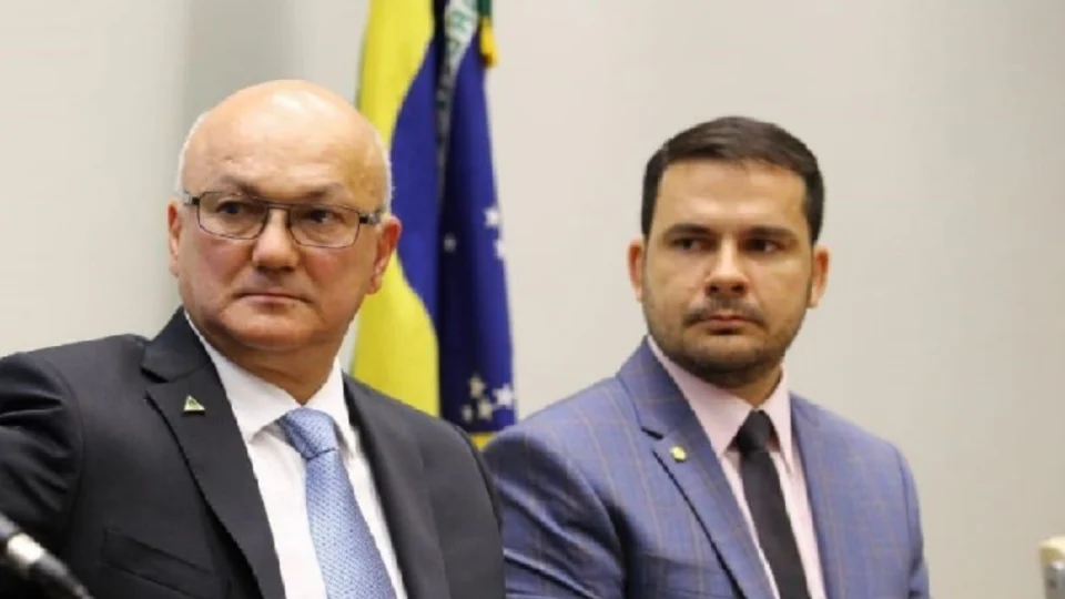 Políticos do Amazonas saem em defesa de Bolsonaro após operação da PF