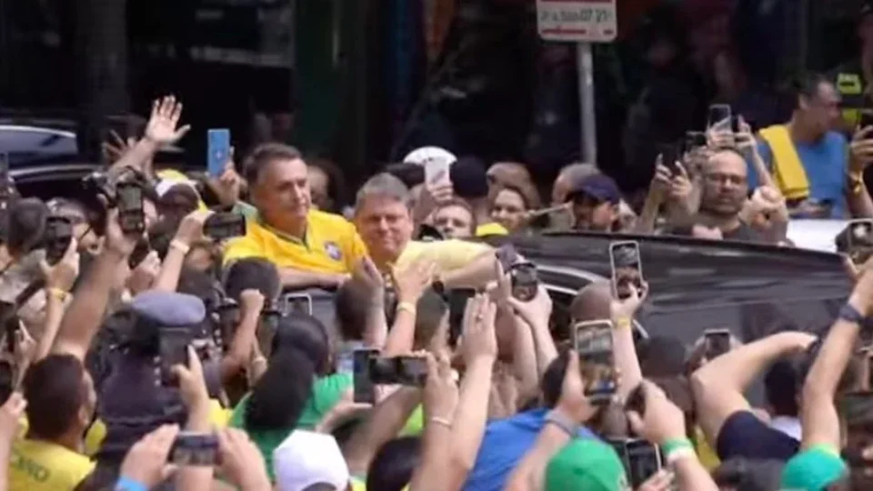Bolsonaro chega ao ato pró-democracia ao lado do governador de SP, Tarcísio de Freitas