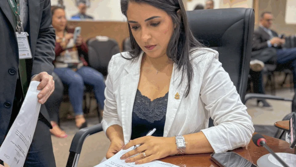 Vereadora Thaysa Lippy cobra respostas sobre escândalo de pagamento em espécie na Semcom