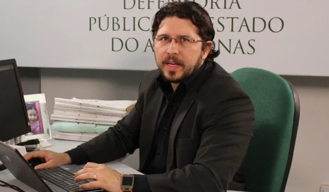 Defensor toma partido, ‘rasga’ a Constituição e recebe enxurrada de críticas na internet