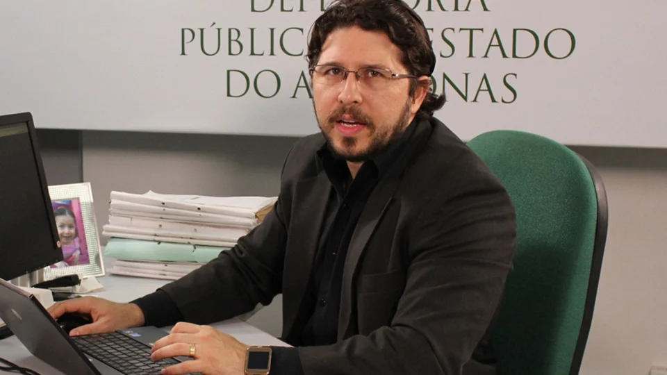 Defensor toma partido, ‘rasga’ a Constituição e recebe enxurrada de críticas na internet