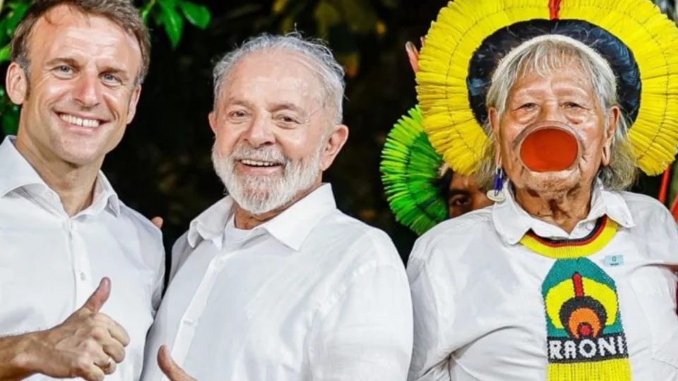 Com Macron, cacique Raoni pede que Lula não aprove a Ferrogrão
