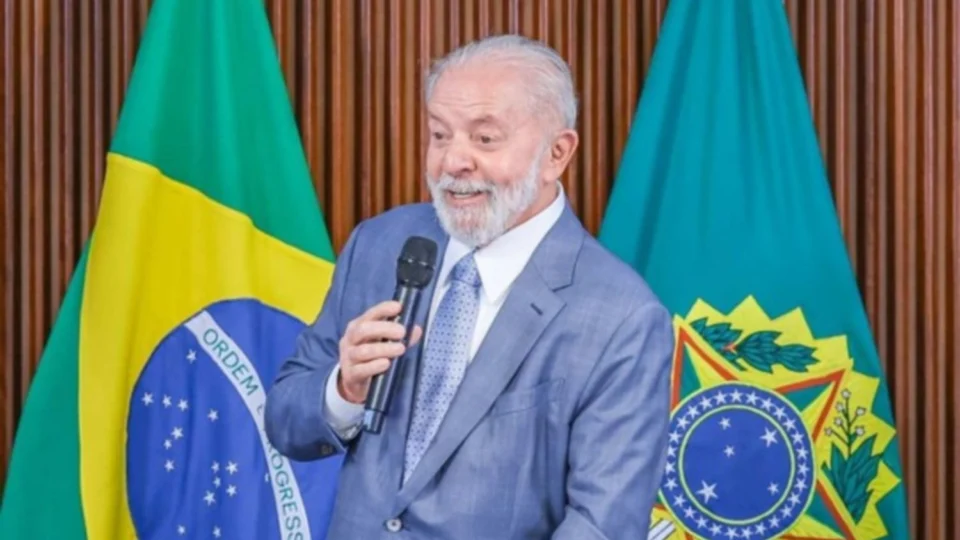Lula comete gafe e chama presidente francês por outro nome