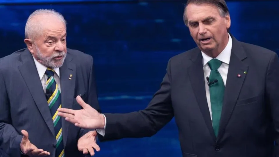 Mesmo inelegível, Bolsonaro aparece na frente de Lula em pesquisa