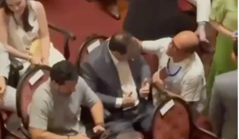 Roberto Cidade e Alberto Neto ficam lado a lado e se cumprimentam no Teatro Amazonas