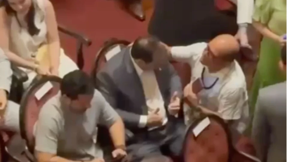 Roberto Cidade e Alberto Neto ficam lado a lado e se cumprimentam no Teatro Amazonas