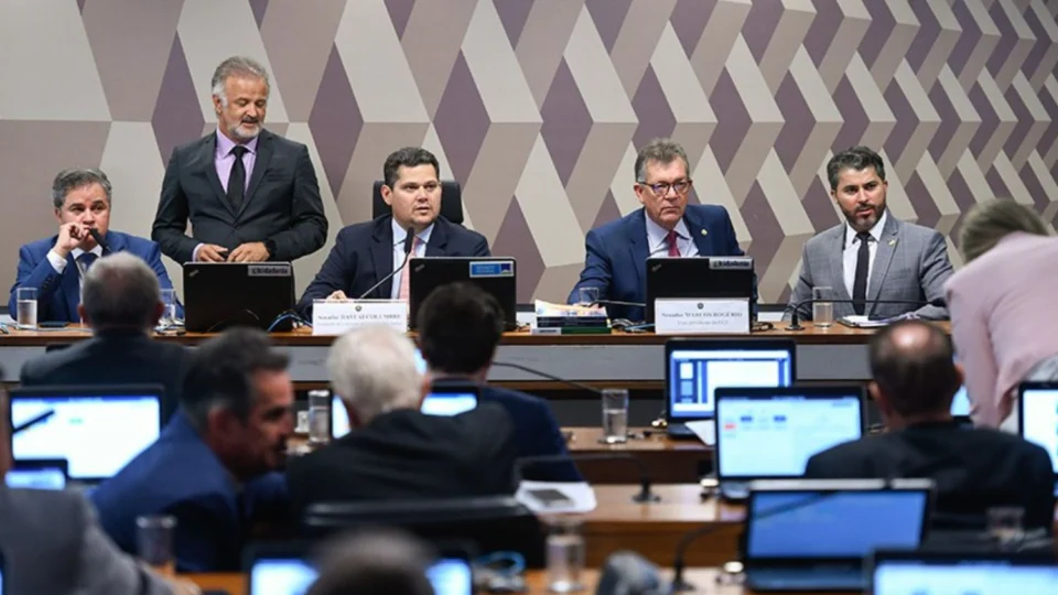 CCJ aprova PEC para criminalizar posse e porte de drogas