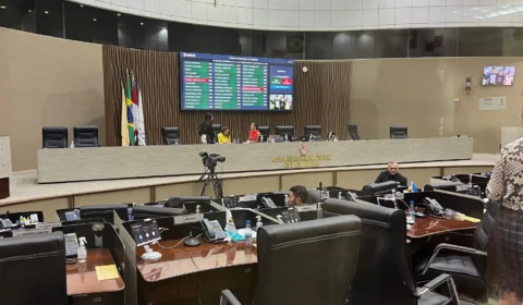 Sessão da CMM é suspensa após acusações e apelo por sensibilidade em meio ao luto de vereador