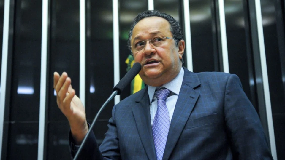 Cassado pelo TRE-AM, Silas recorre no cargo e novo julgamento é nesta terça