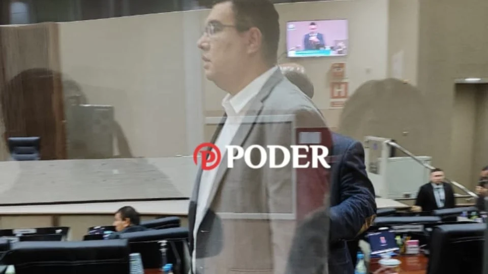 Às vésperas da votação de convocação, secretário da Semcom entra em ação na Câmara de Manaus