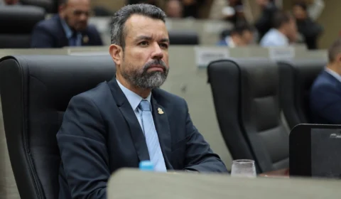 TRE-AM desfaz decisão que mantinha vereador Peixoto no cargo