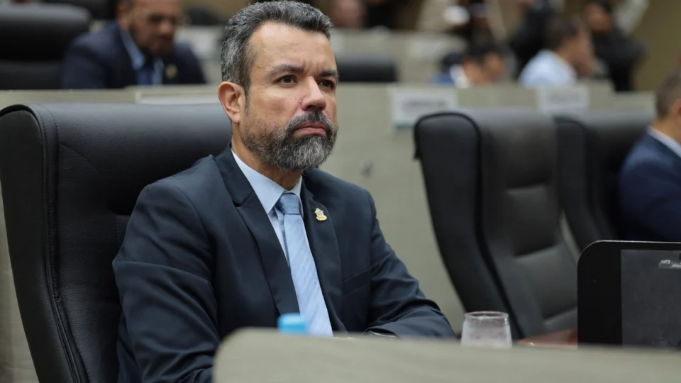 TRE-AM desfaz decisão que mantinha vereador Peixoto no cargo