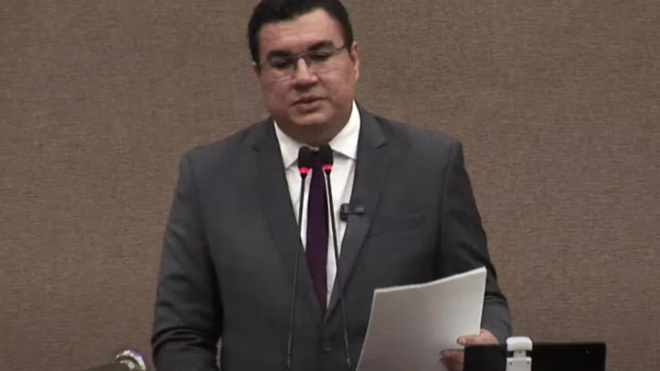 Sem respostas, secretário apresenta laudo sobre manipulação de vídeo, mas não convence vereadores