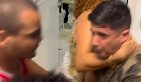 Jovem levanta bandeira de Israel em sala de universidade e é agredido por alunos pró-Palestina