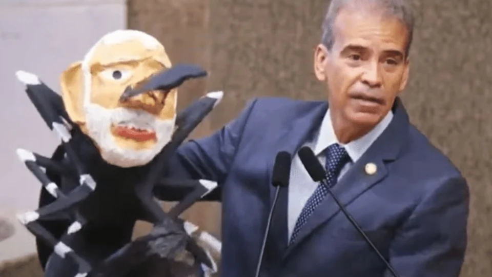 Deputado culpa Lula por epidemia e “batiza” mosquito de boneco como “presidengue”