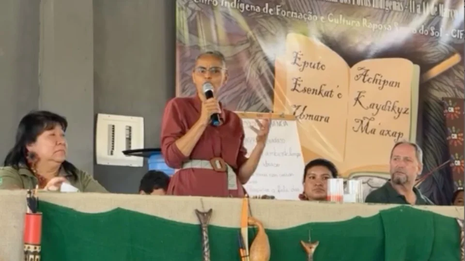 Marina Silva ignora fumaça e queimadas em Roraima e reúne com lideranças ‘privilegiadas’