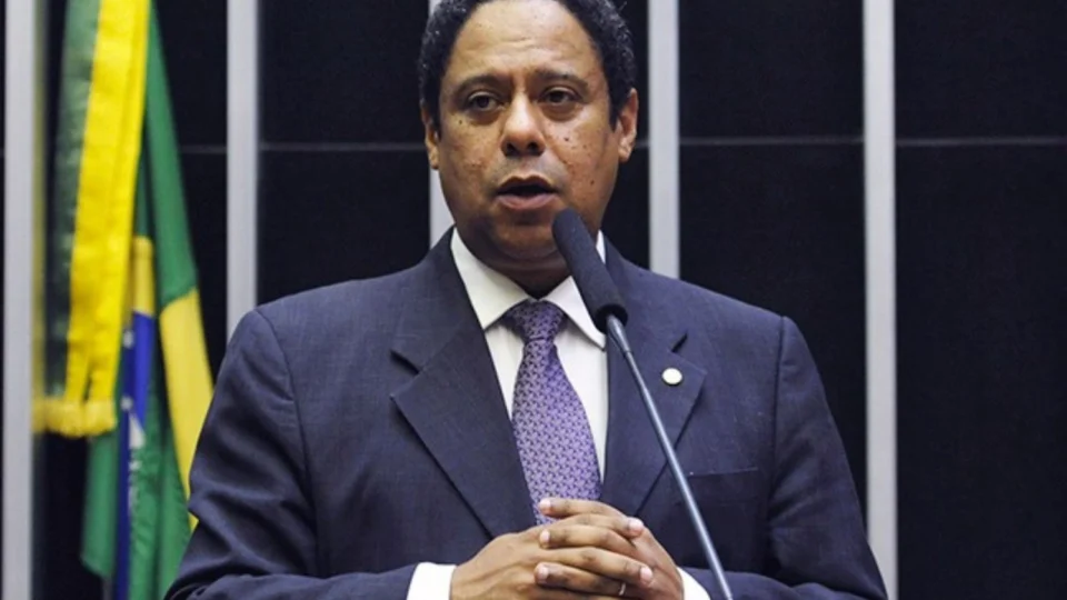 Após TSE decidir sobre IA, deputado que retirou PL das Fake News da pauta culpa Congresso