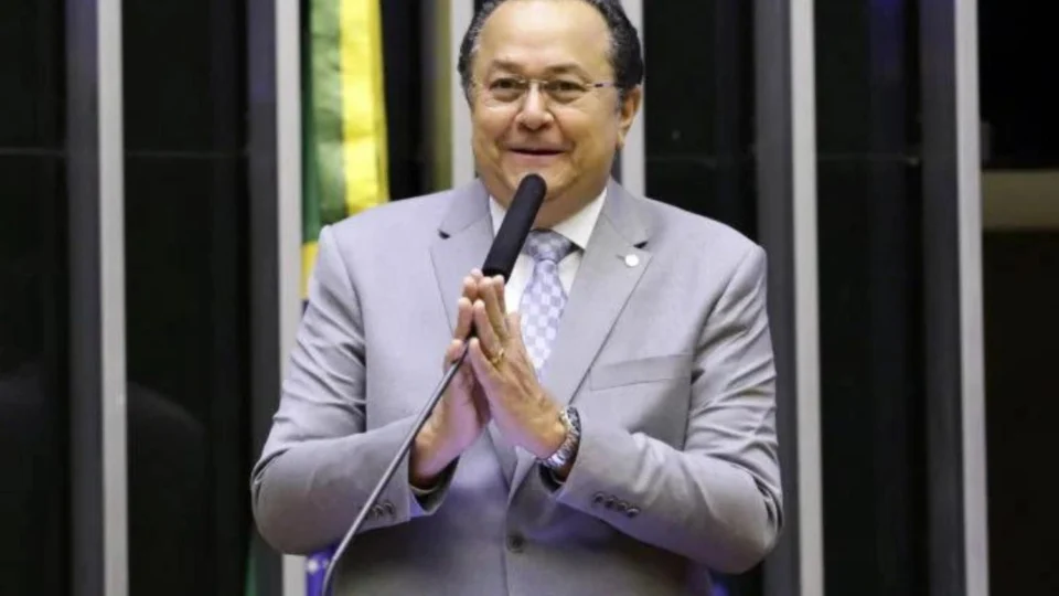 Reviravolta: Silas tem cassação revertida no TRE-AM