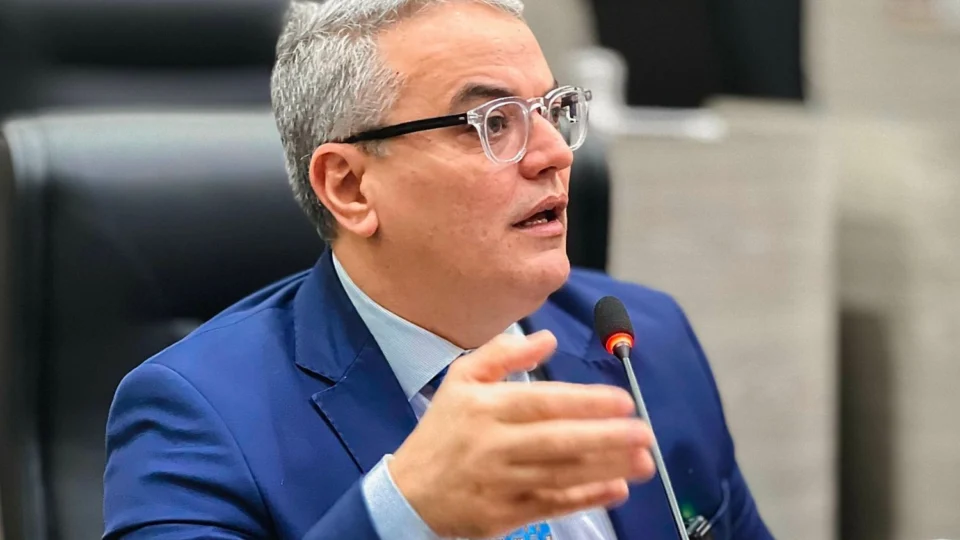 Lissandro questiona aumento do custeio e despesas da Manausmed