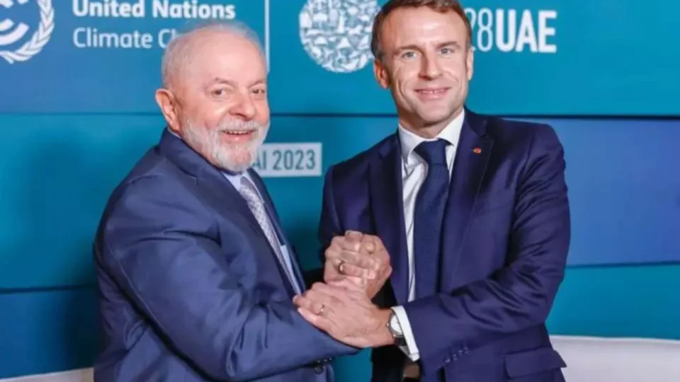 Lula estende tapete para Macron, francês que hostiliza o Brasil