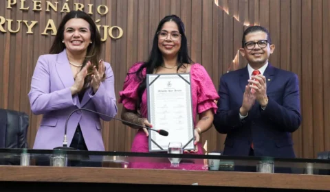 Delegada Joyce Coelho recebe a Medalha Ruy Araújo na Aleam